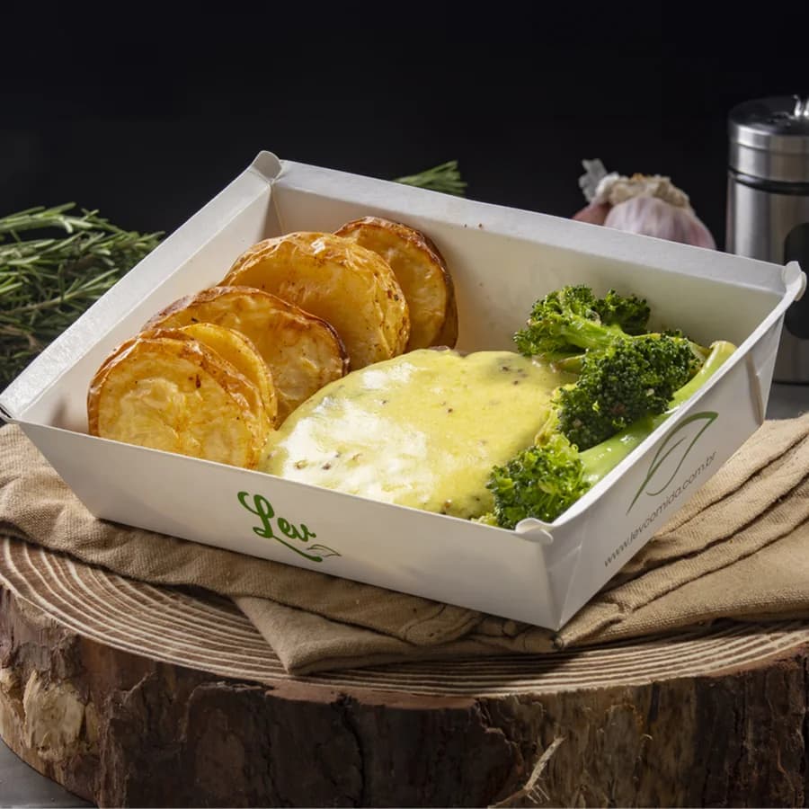 Prato da Linha Lev com batatas, brócolis e purê na embalagem
