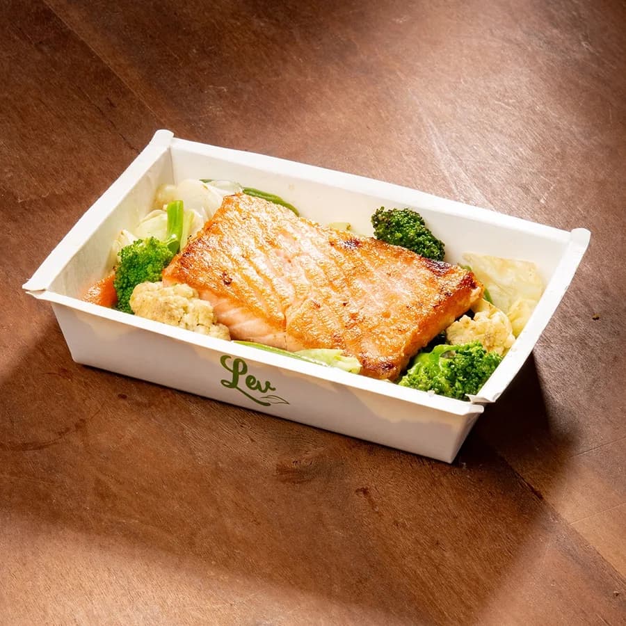 Salmão grelhado com legumes na embalagem da Lev