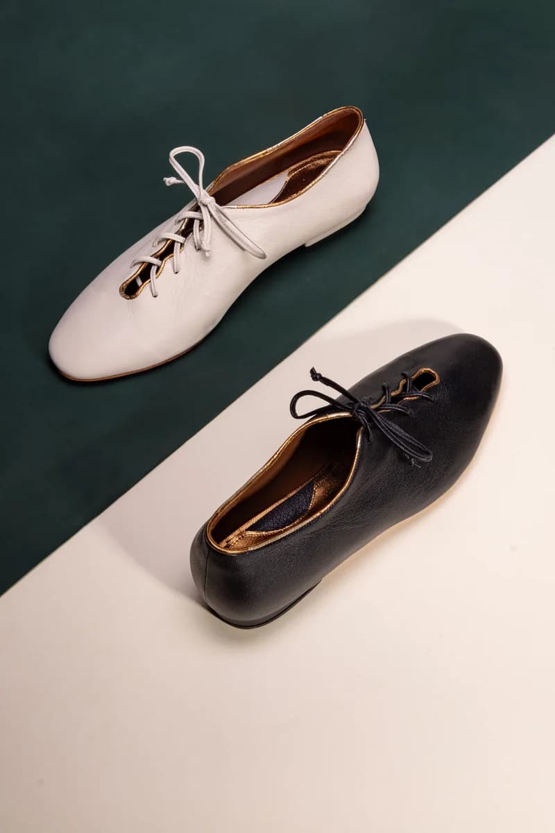 Sapatos jazz branco e preto sobre fundo dividido em diagonal, verde e branco