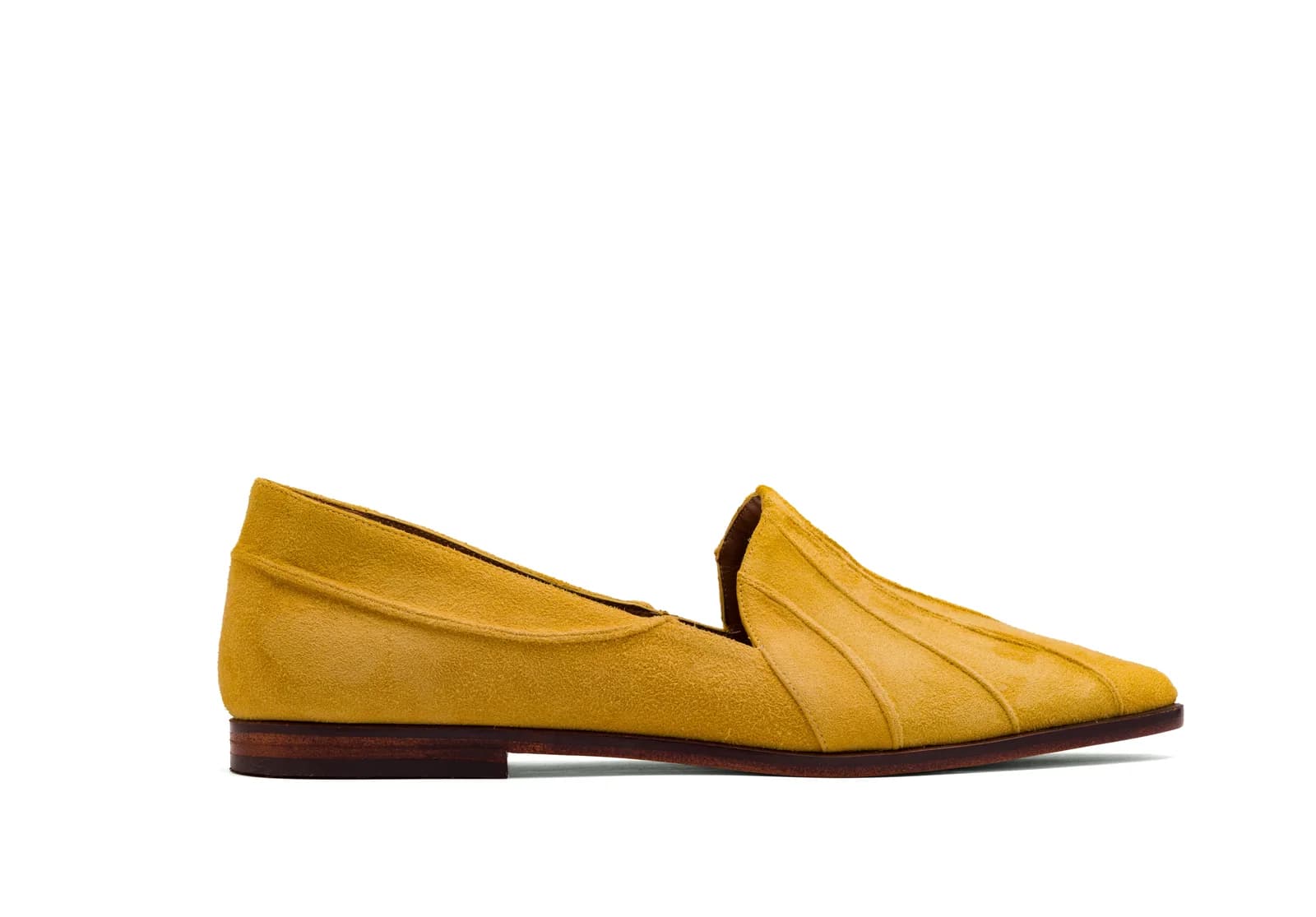 Mocassim de couro amarelo, de perfil, em fundo branco