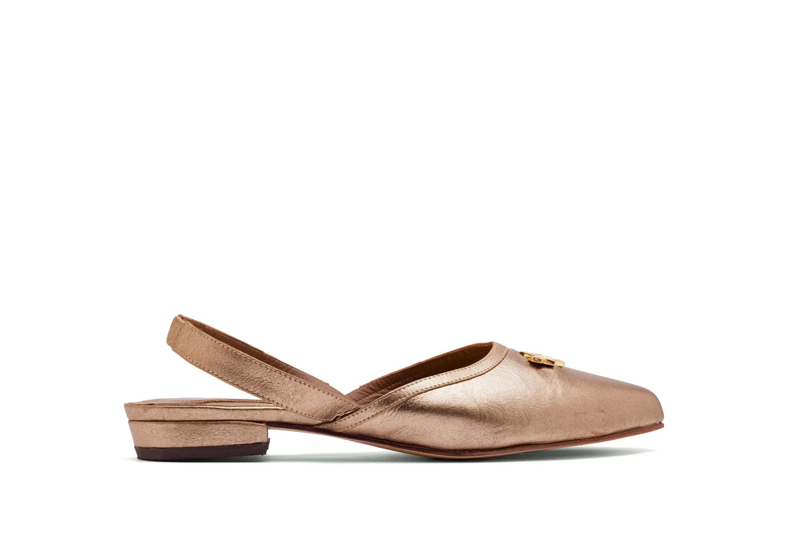 Sapatilha slingback de couro bronze, de perfil, em fundo branco
