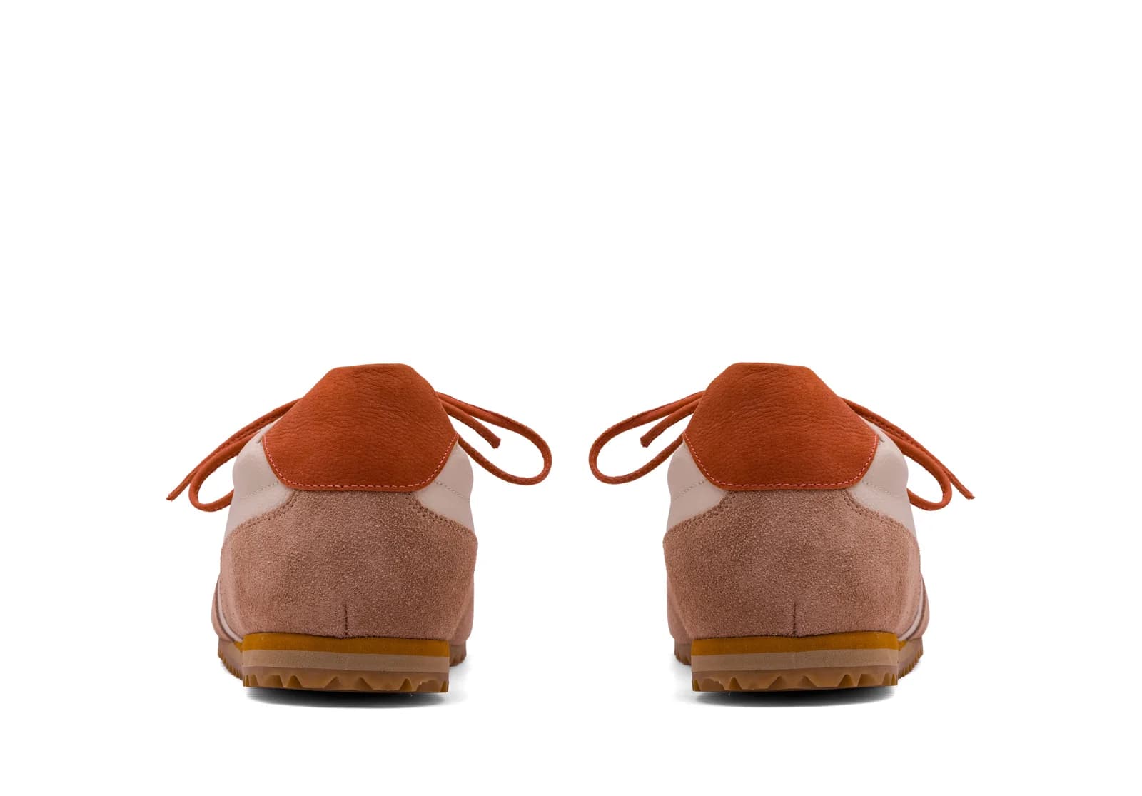 Par de tênis de couro terracota e bege, vistos de costas, em fundo branco