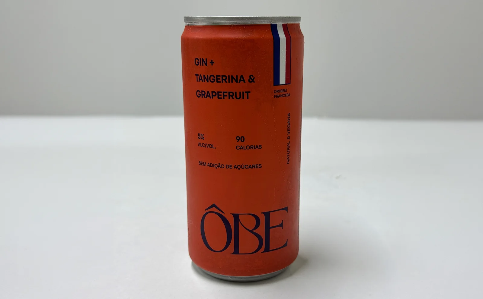 Lata de gin Ôbe, tangerina e grapefruit, antes