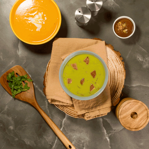 Sopa cremosa da Linha Lev sobre tábua de madeira, animação
